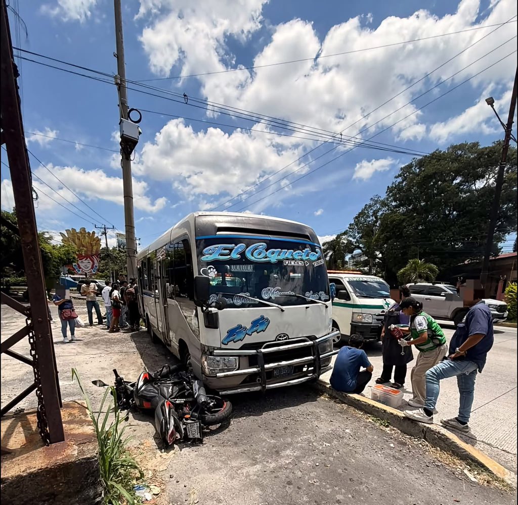 Mujer motociclista fallece en accidente contra coaster de la 44 en la Panamericana