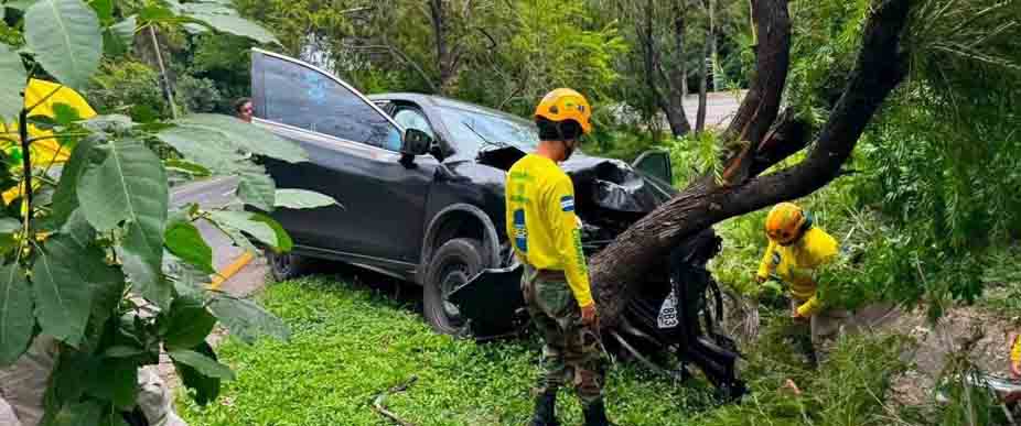 Conductora se accidenta tras lesionar a una mujer de 61 años en la autopista a Comalapa