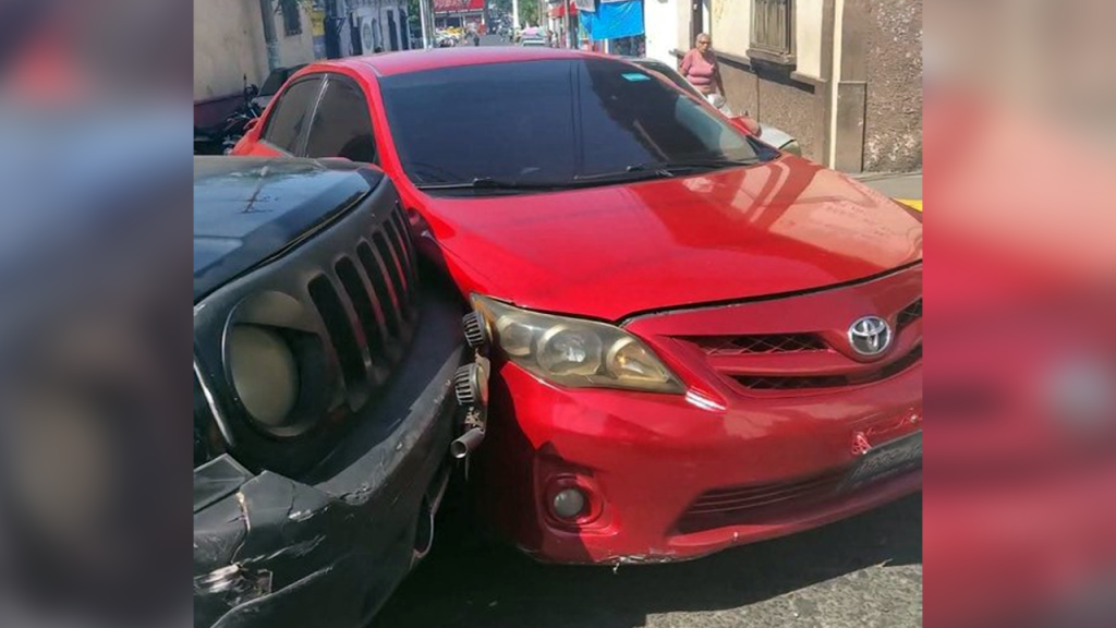 Conductor no respeta señal de ALTO y provoca fuerte accidente en Sonsonate