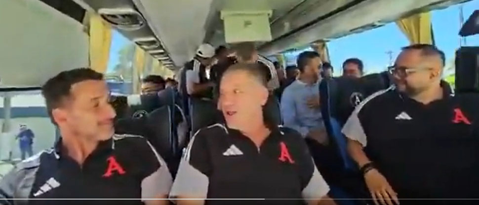 Alianza F. C. presenta su nuevo autobús y aprovecha para dar la bienvenida a Mario González