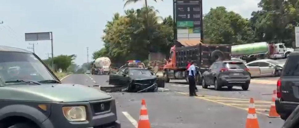 Imprudencia al volante deja fuerte accidente en Izalco