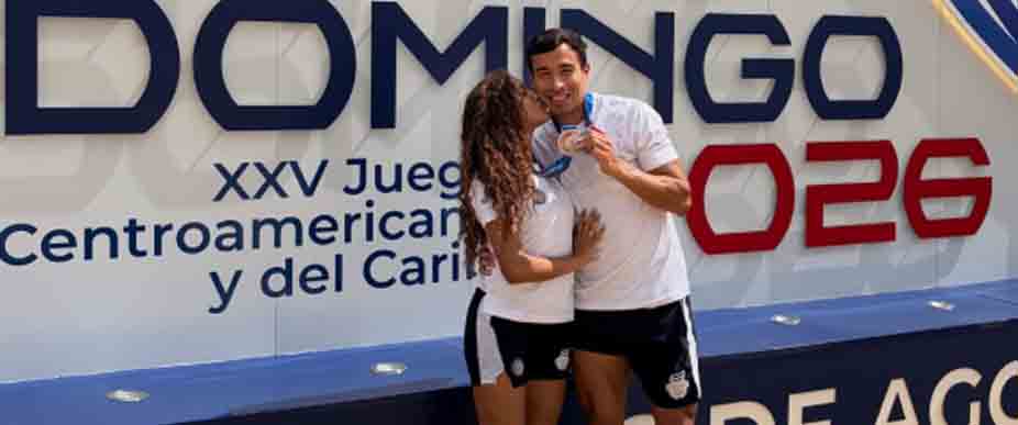 Atletas cuscatlecos celebran su amor con sus medallas en los juegos de Santo Domingo 2026