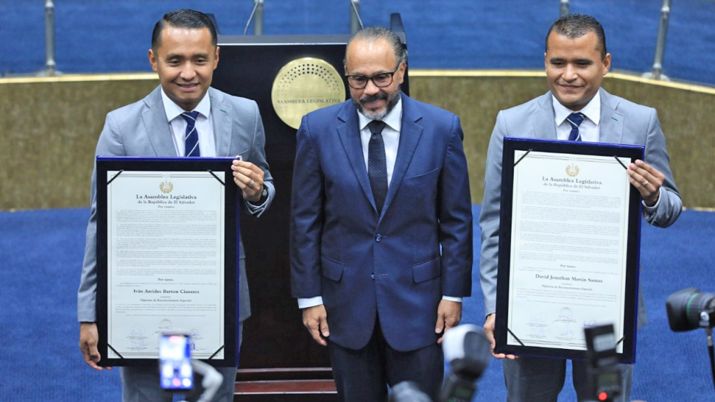 Diputados entregan reconocimiento a árbitros mundialistas Iván Barton y David Morán