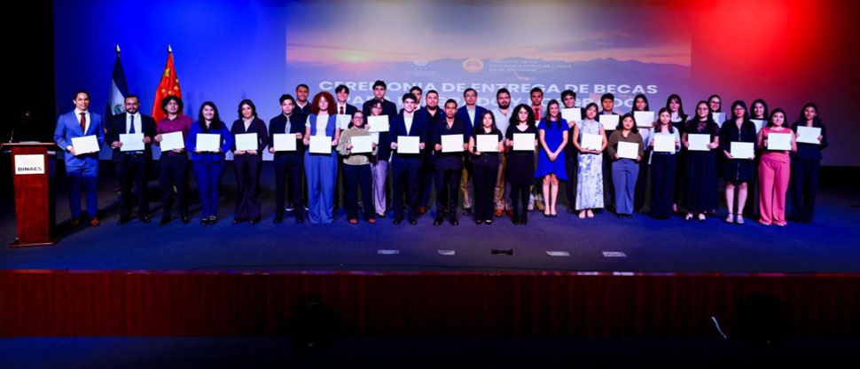 Jóvenes salvadoreños son becados para continuar sus estudios en China
