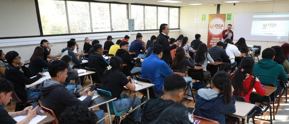 Las becas del Gobierno impulsan a los jóvenes a florecer en el ITCA-Fepade