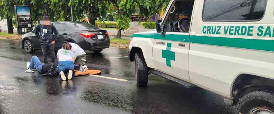 Biker resulta lesionado tras accidentarse en el bulevar Los Próceres