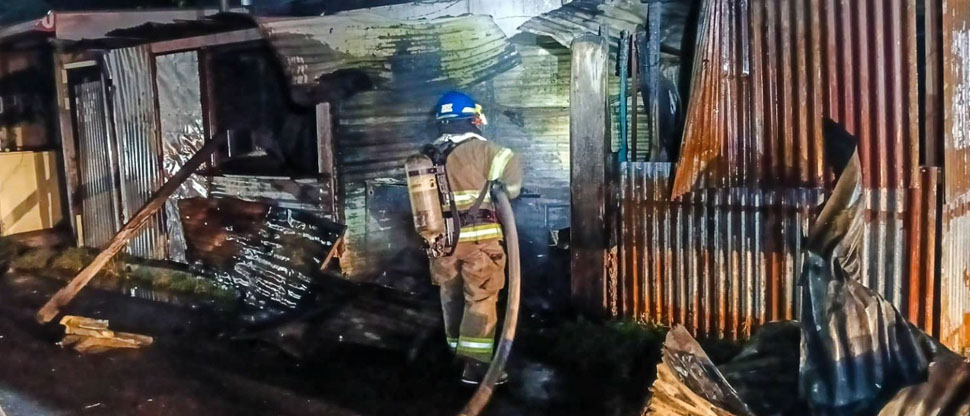 Bomberos sofocan incendio en tres estructuras de láminas en carretera de oro