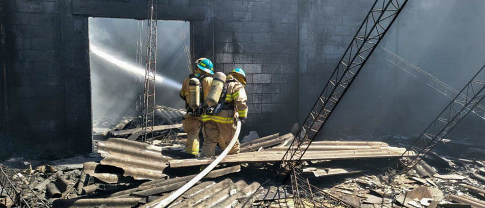 Bomberos sofoca incendio en una bodega ubicada en San Luis Talpa