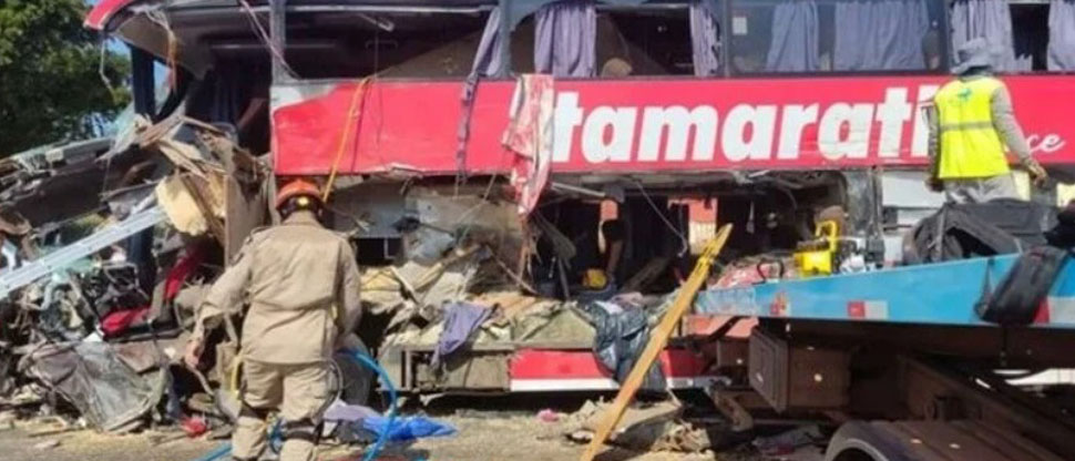 Al menos 23 muertos en accidente entre autobús y camión en el sur de Brasil