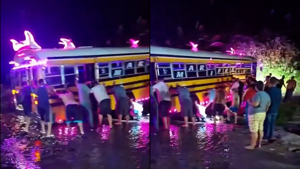 Excursionista unen sus fuerzas para mover el bus que quedó atascado en un río