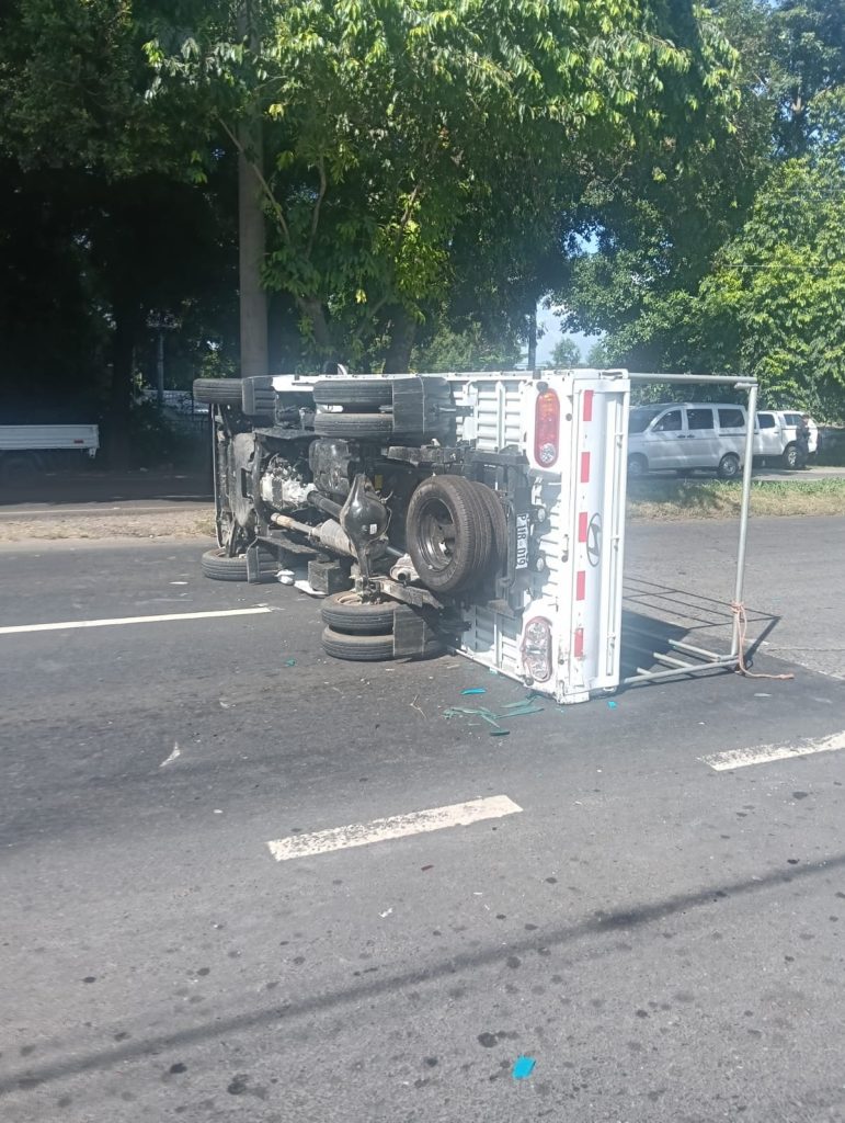 Camión vuelca en Ciudad Arce y deja dos personas lesionadas