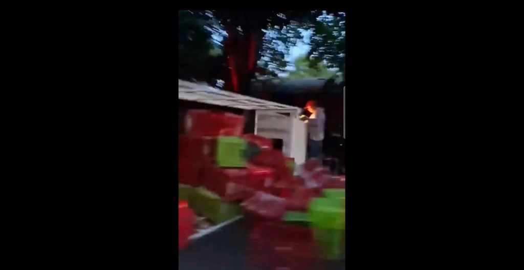 Camión que transportaba verduras vuelca en San Juan Opico