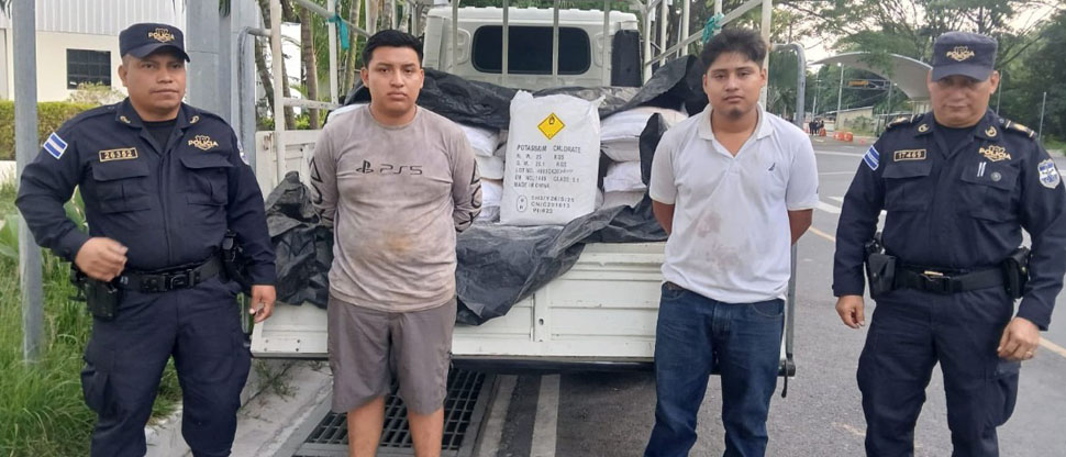 PNC detienen a dos hombres por transportar material para productos pirotécnicos de manera ilegal