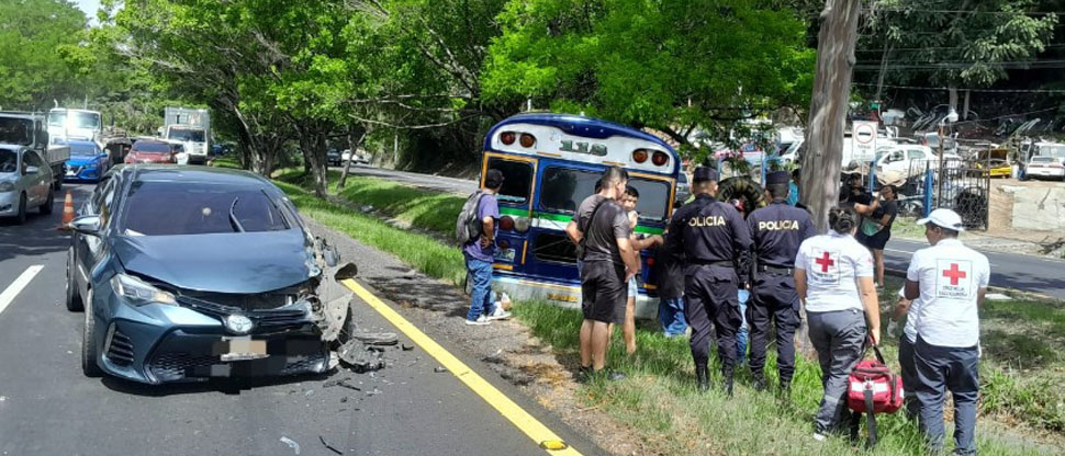 Socorristas de Cruz Roja atienden un accidente de tránsito en Cuscatlán