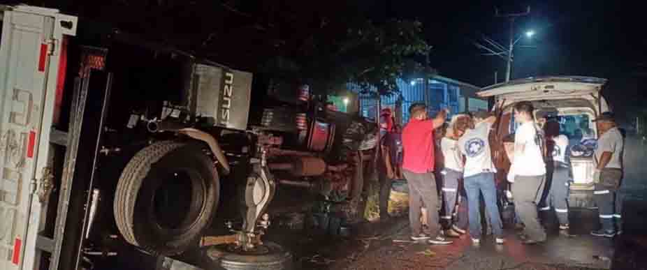 Conductor de camión vuelca por no atropellar a un perrito en San Pablo Tacachico