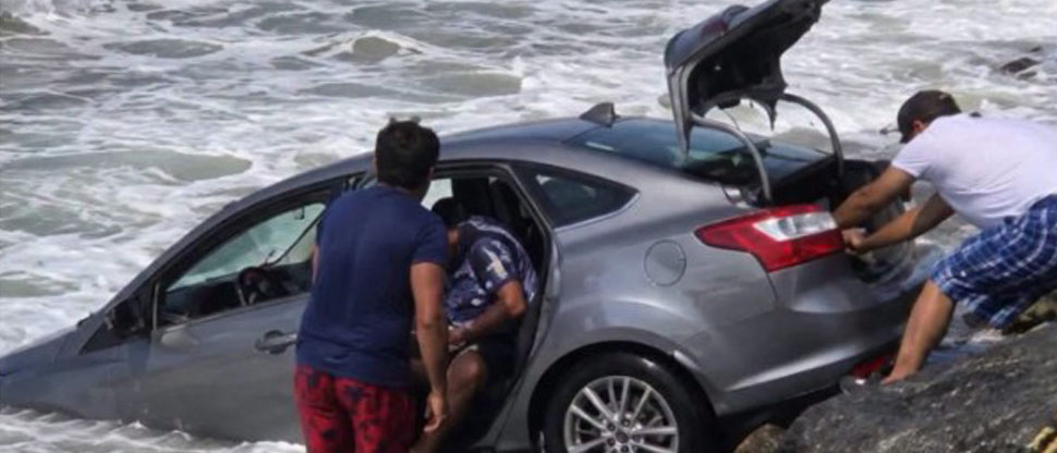 Un pequeño descuido hizo que un vehículo terminara dentro del mar