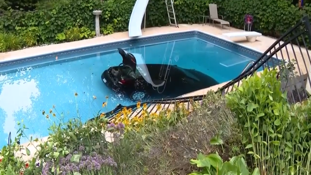 Se le fueron los frenos, perdió el control y terminó en el fondo de una piscina