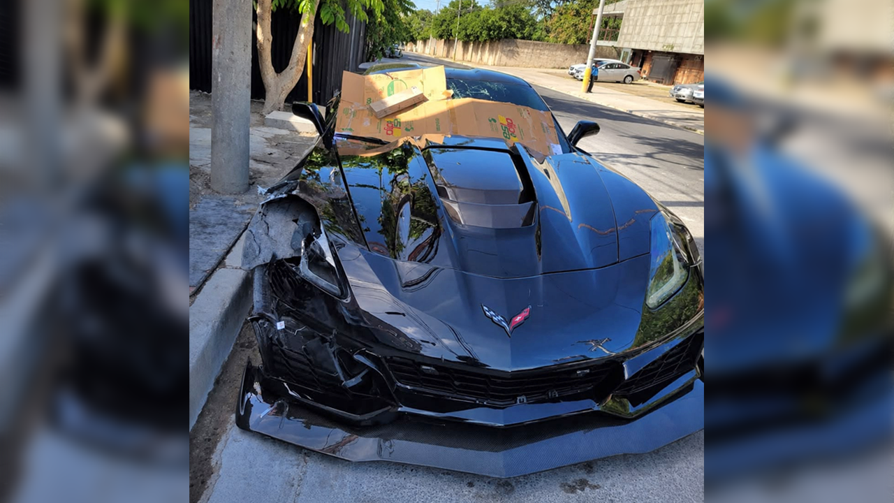 Conductor de auto de lujo huye tras fatal accidente en San Salvador