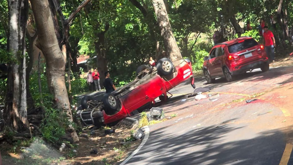 Conductor de un pickup pierde el control y vuelca en San Miguel