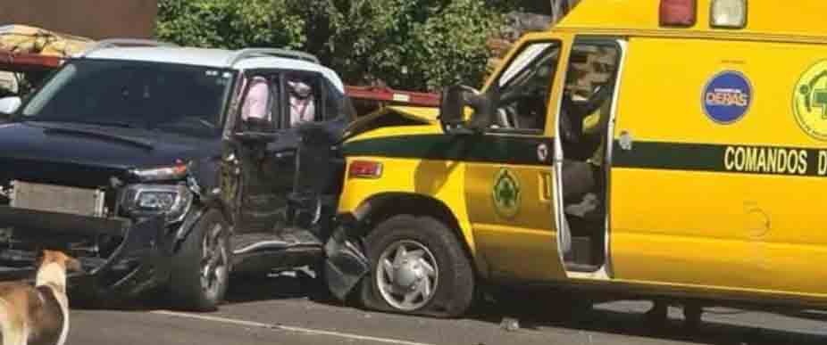Camioneta impacta contra ambulancia que iba a atender una emergencia