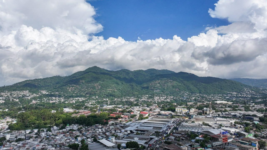 Cielo poco nublado sin probabilidades de lluvia se espera para la mañana de este viernes