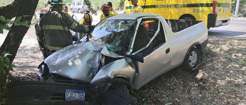 Conductor se salva de milagro tras accidentarse en carretera a Comalapa