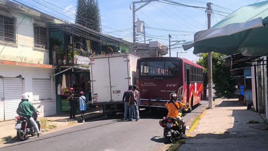 Bus de la Ruta 10 y camión de carga chocan provocando congestionamiento vehicular en San Salvador