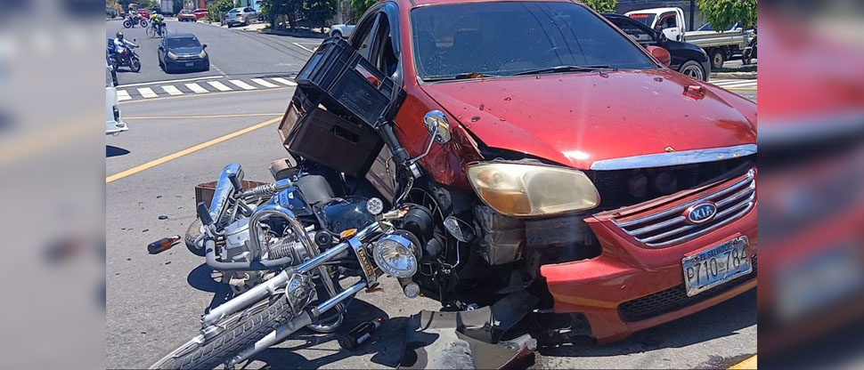 Fuerte accidente de tránsito deja dos lesionados en San Salvador
