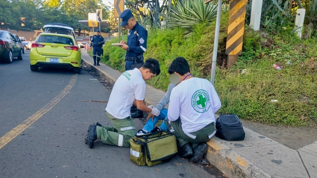 Motociclista resulta lesionado tras accidentarse sobre el redondel Corinca en Quezaltepeque