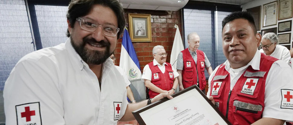 Voluntarios de Cruz Roja Salvadoreña reciben reconocimiento por su trabajo humanitario en Venezuela