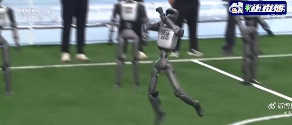 China: robot hace un gol y lo celebra emulando el «Siuuuuuu» de CR7