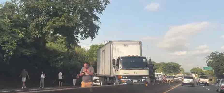 5 Vehículos se accidentan cerca del desvío de Caluco