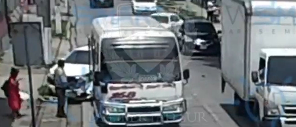 Conductor protagoniza dos choques en menos de cinco segundos en Sata Tecla