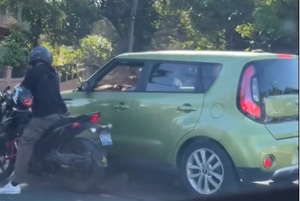 Captan a conductor de Killer Soul echándole el carro a un motociclista