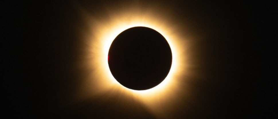 Esta es la causa del por qué se forma de manera perfecta un eclipse total de sol