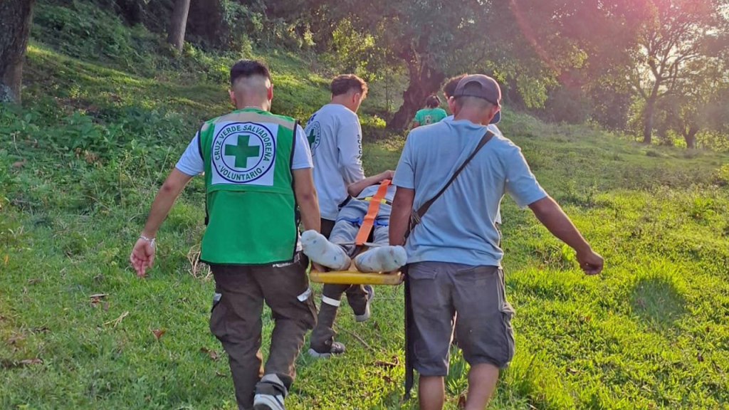 Rescatan a abuelito que llevaba más de tres días extraviado en una zona rural de La Libertad