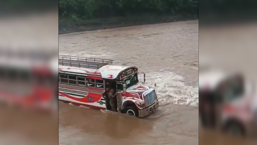 Busero intentaba cruzar un río desbordado y la unidad cae debido a la fuerte corriente