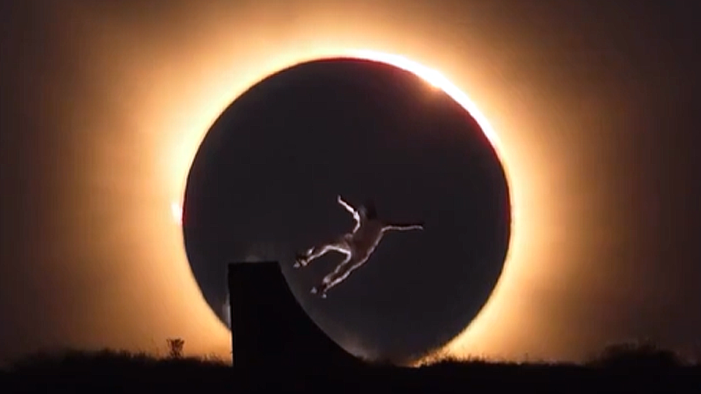 Viral: skater español plasma una de las imágenes más impresionantes del eclipse