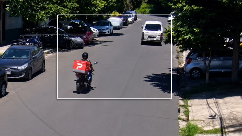 Maniobra imprudente provoca choque entre un motociclista y un microbús particular en Santa Tecla