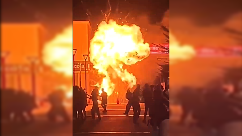 El momento cuando un tambo de gas explota en pleno centro de San Vicente