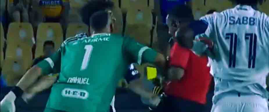 Portero de Tigres es expulsado por empujar así al árbitro Iván Barton