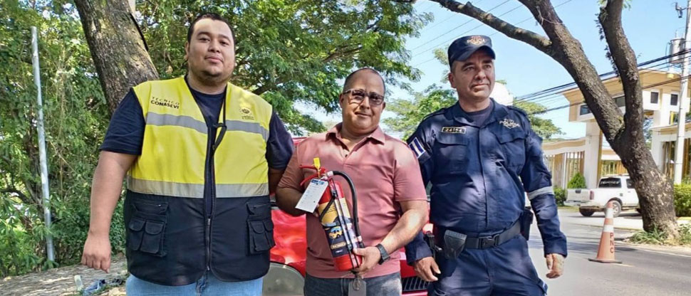 FONAT entrega cascos y extintores a conductores durante dispositivo en Chalatenango