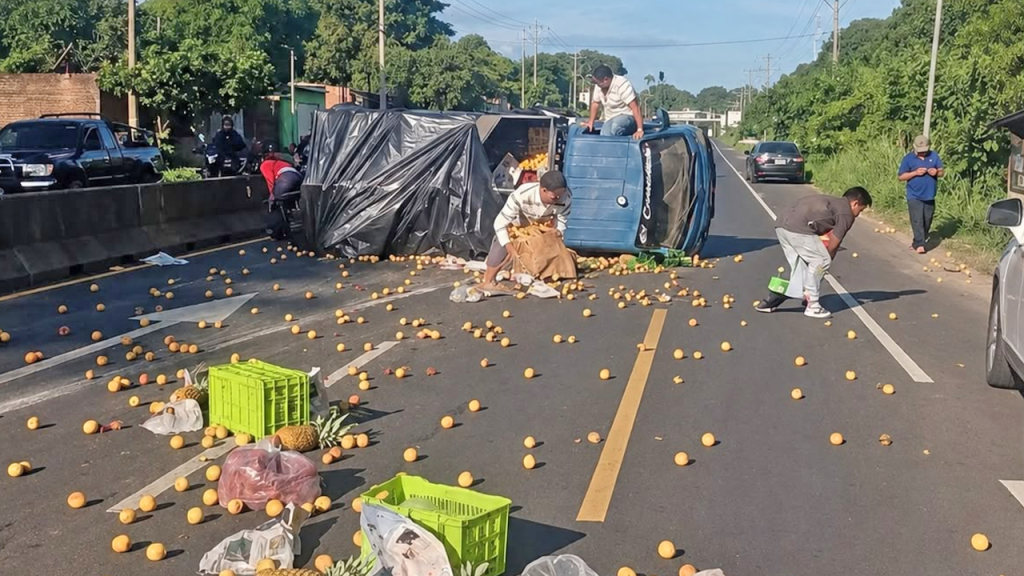 Camión que transportaba frutas y verduras vuelca en carretera Panamericana