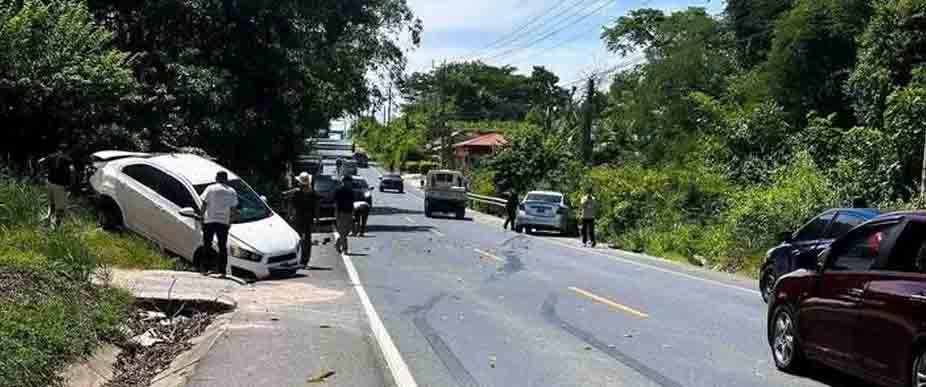 Fuerte accidente en Chalatenango deja daños materiales entre conductores