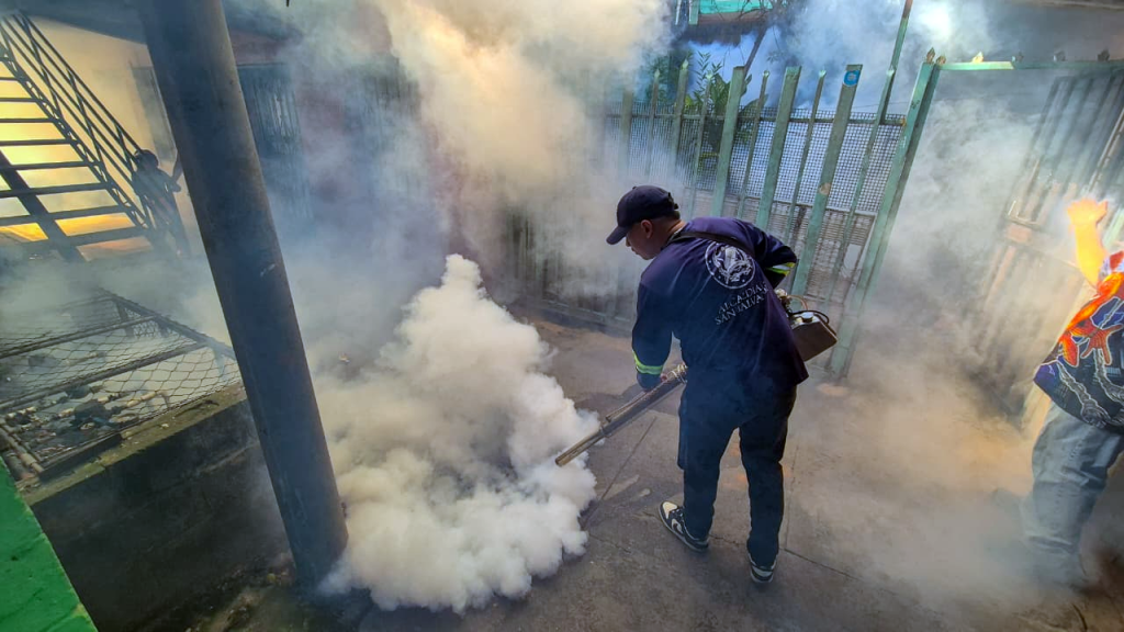 Benefician a más de 500 familias con jornada de fumigación en San Salvador