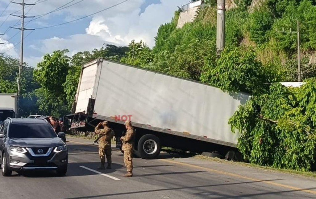 Conductor de furgón se accidenta y termina en un arriate en carretera de Oro