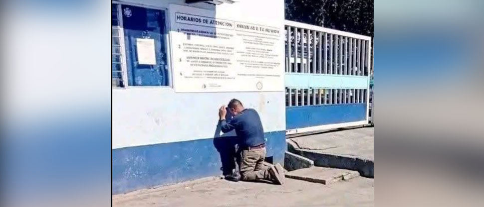 Guatemala: hombre se arrodilla afuera de un Hospital para implorar por la salud de un familiar