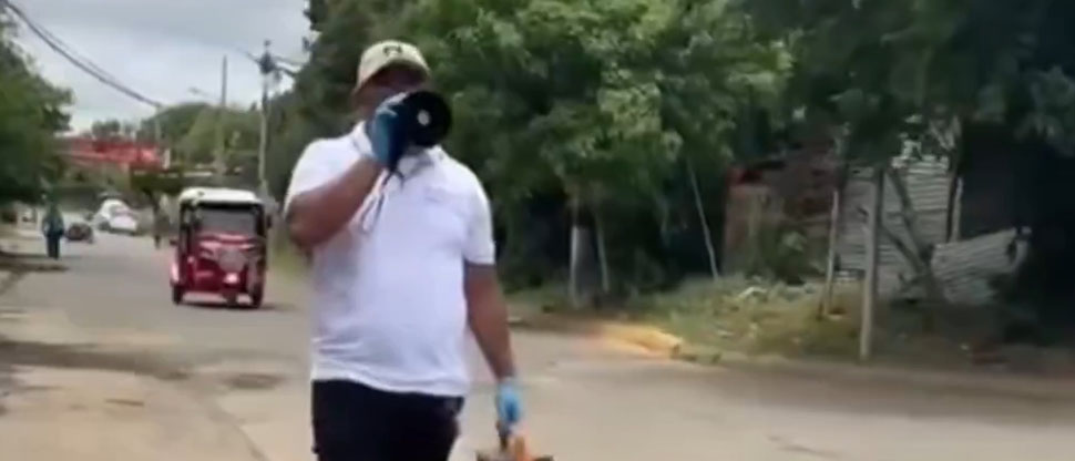 Honduras: vacunador de animales se vuelve viral “si su hijo anda farmeando aura tráigalo”