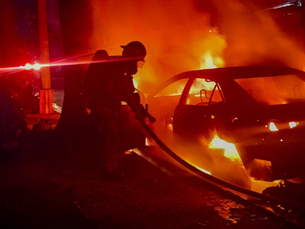 Vehículo queda consumido por las llamas en incendio durante la madrugada de viernes