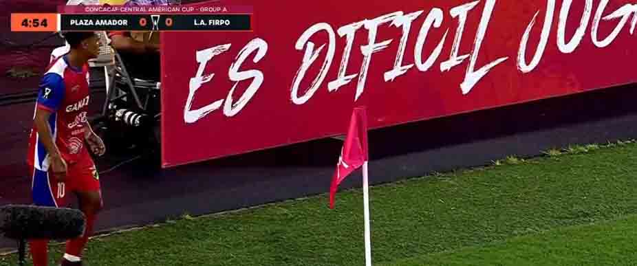 INSOLITO: viralizan a jugador de Firpo por cobrar mal un tiro de esquina
